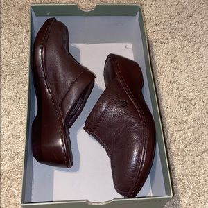 Born Women’s Mahogany Clogs size 10.5